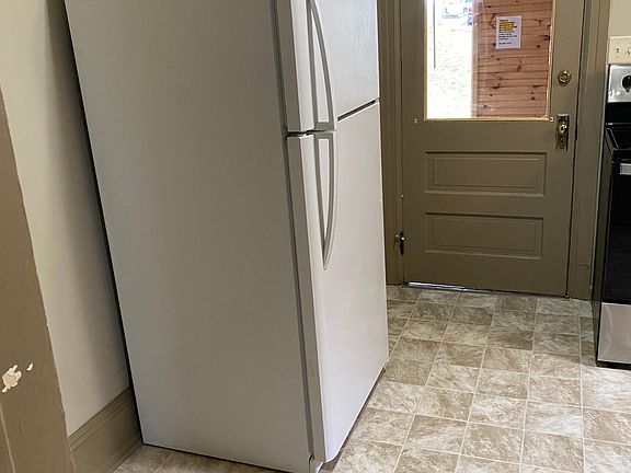 4th image of 122 N George St