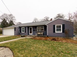 821 E Sinclair St, Fenton, MI 48430