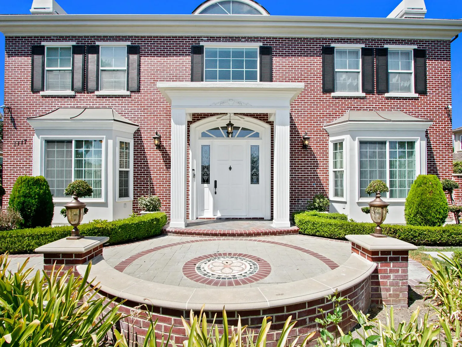 6 bed, 6626 sqft, $13,900 — Photo 1