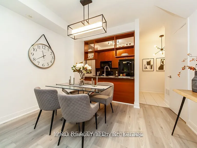 315 Village Green Sq #Townhouse 51 — Photo 9