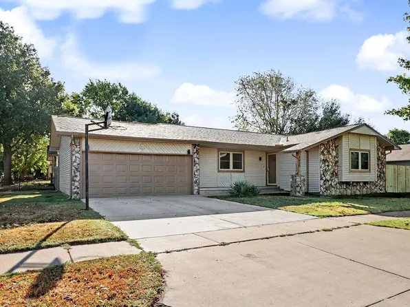 2420 N Edgemoor Dr, Wichita, KS 67220