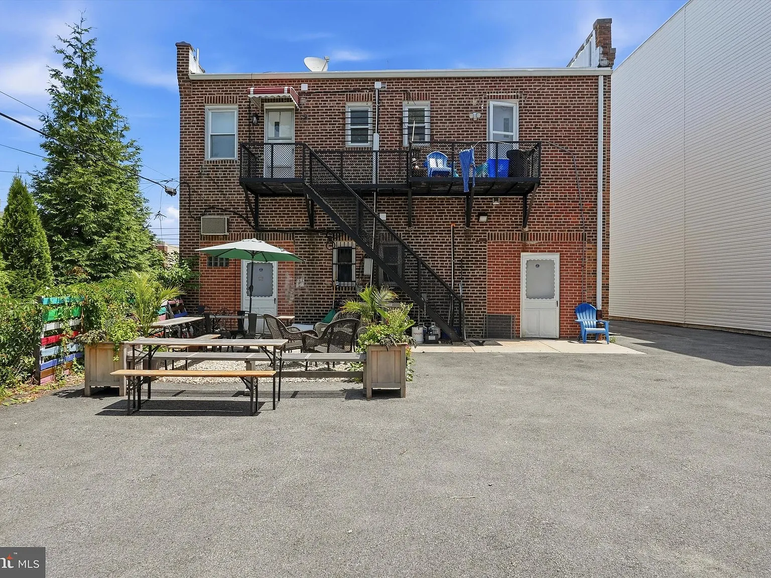 2 bed, 925 sqft, $1,950 — Photo 1