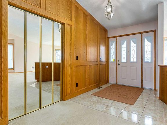 3rd image of 420 SE Hawkview Manor Cir NW