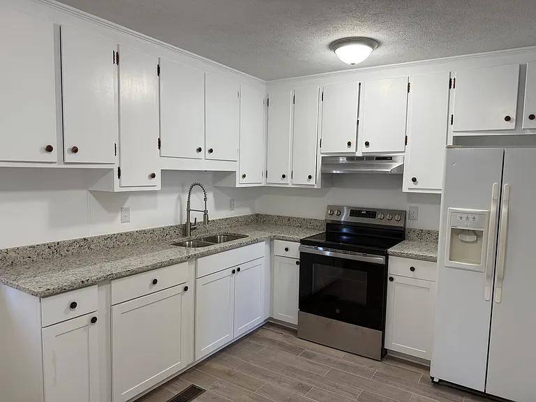 410 Andrews St — Photo 1