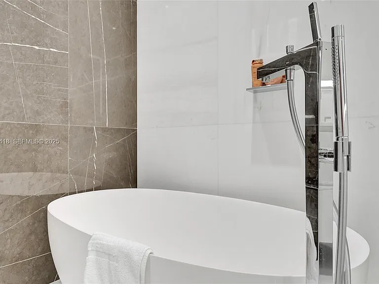 300 Biscayne Blvd #2305W — Photo 34