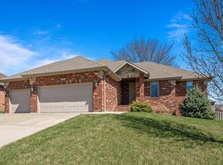 1534 N Oakfair Pl, Springfield, MO 65802