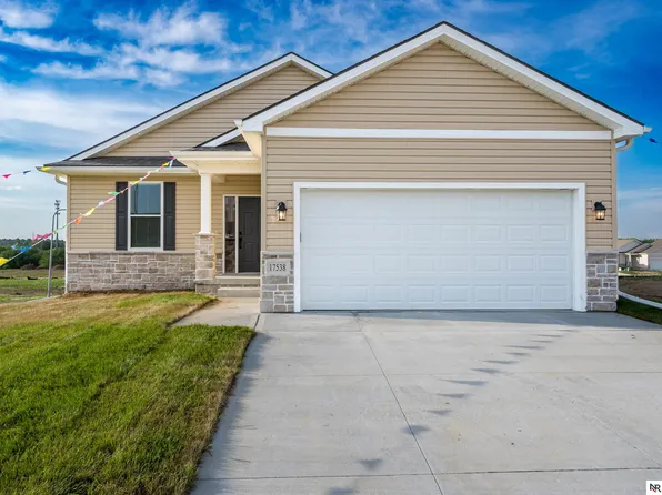17527 Greenleaf St, Omaha, NE 68136