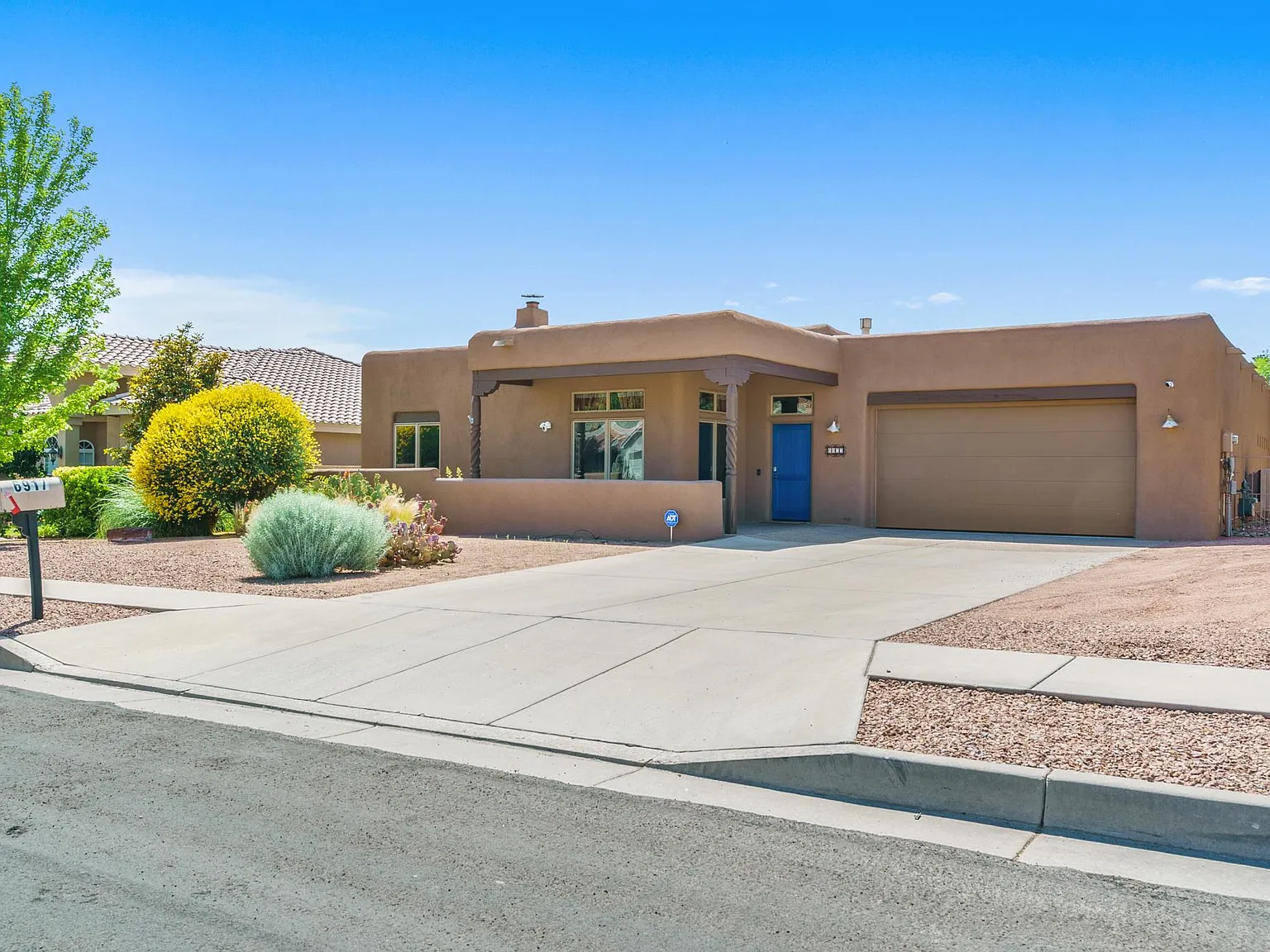 4 bed, 2335 sqft, $5,900 — Photo 2