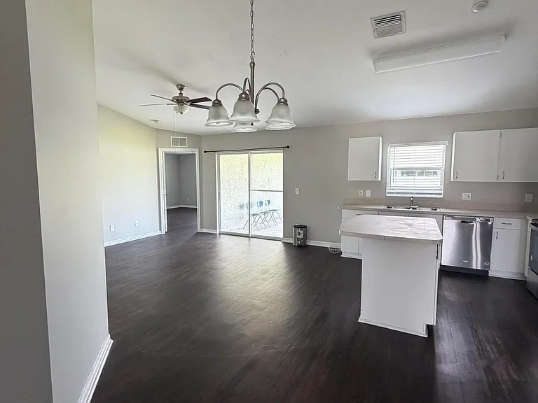 581 NW Goldcoast Ave — Photo 6