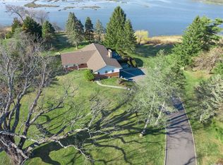 148 Oakside Dr, Smithtown, NY 11787