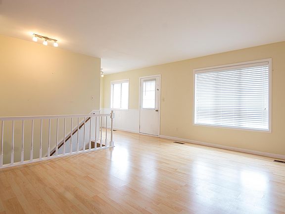 4th image of 19 Old Mill Dr Unit 8