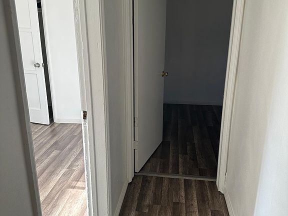 2nd image of 934 1/2 W 71st St #934-1/2