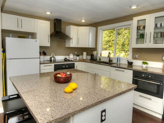 No wasted space, under bar there is storage!