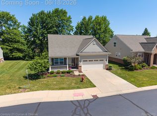 1086 Paddock Dr, South Lyon, MI 48178