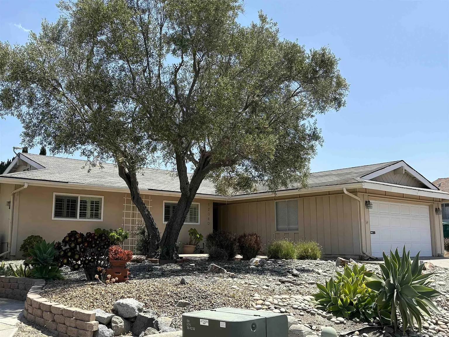 3 bed, 2.0 bath, 1574 sqft, $3,900 — Photo 2