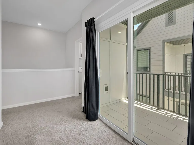 1096 Farwell St — Photo 32
