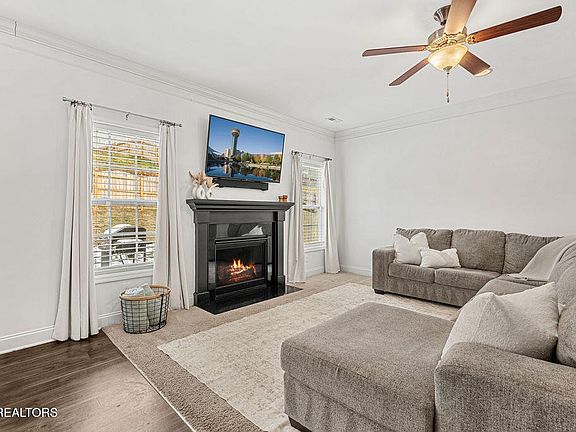 3rd image of 3052 Creekbend Ln