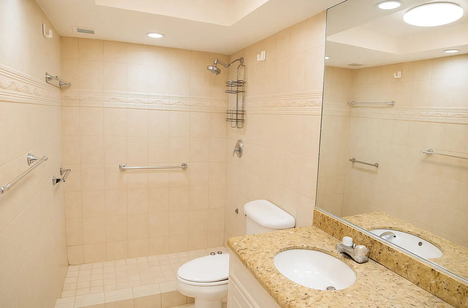 5005 Collins Ave — Photo 2