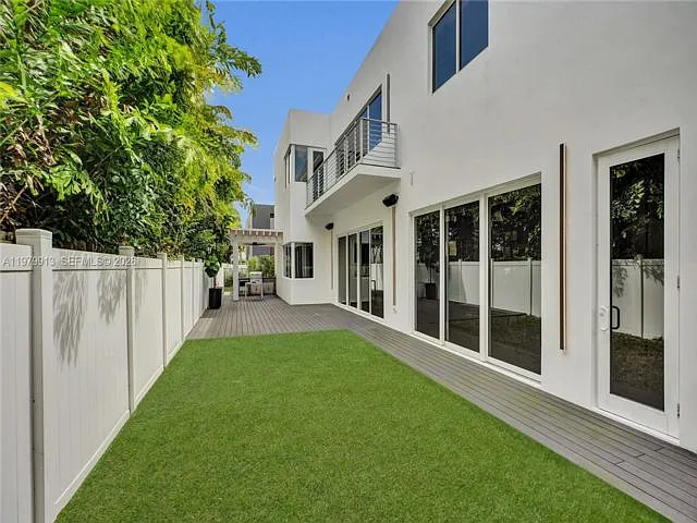 10223 NW 75th Ter — Photo 11