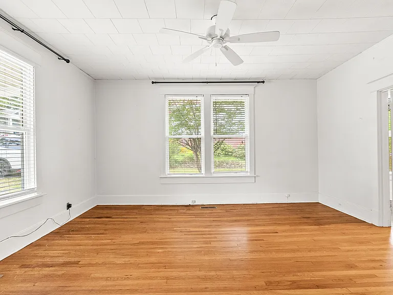 4905 Lee Ave — Photo 7