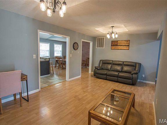 4th image of 100 Country Ln