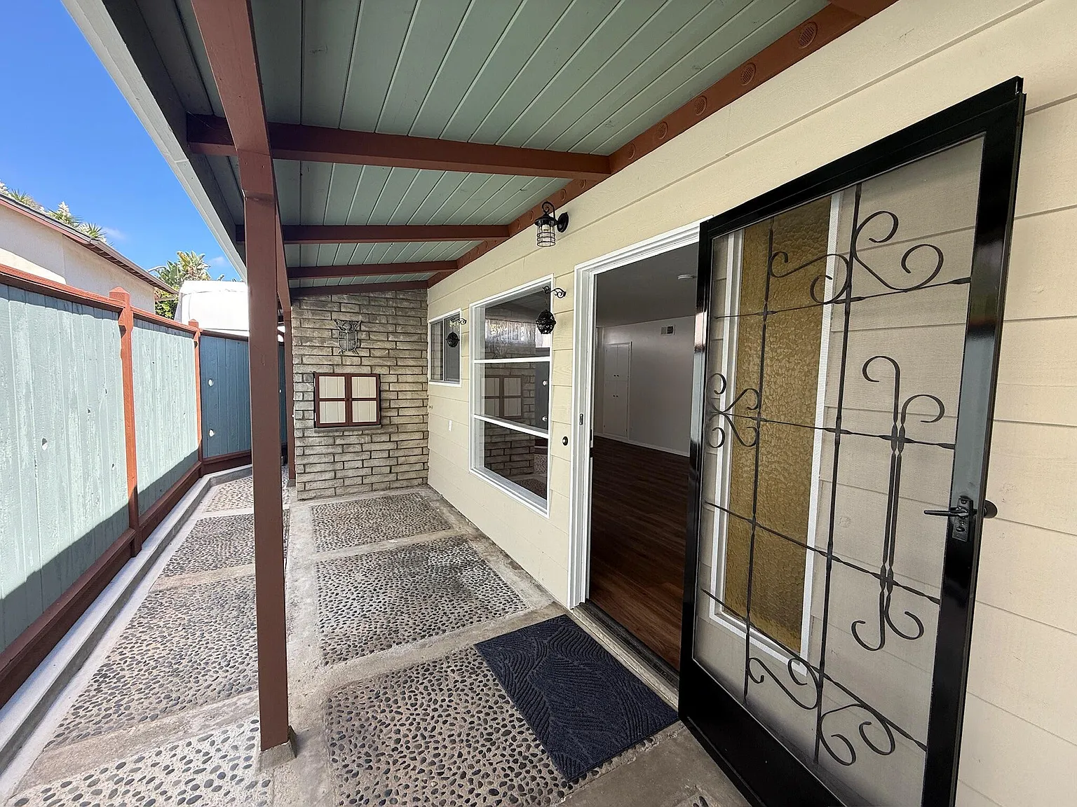 2 bed, 2.0 bath, 1050 sqft, $6,700 — Photo 4