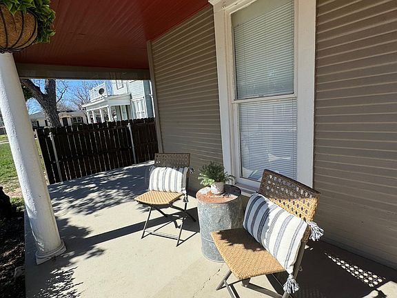 Front-porch sittin' space!
