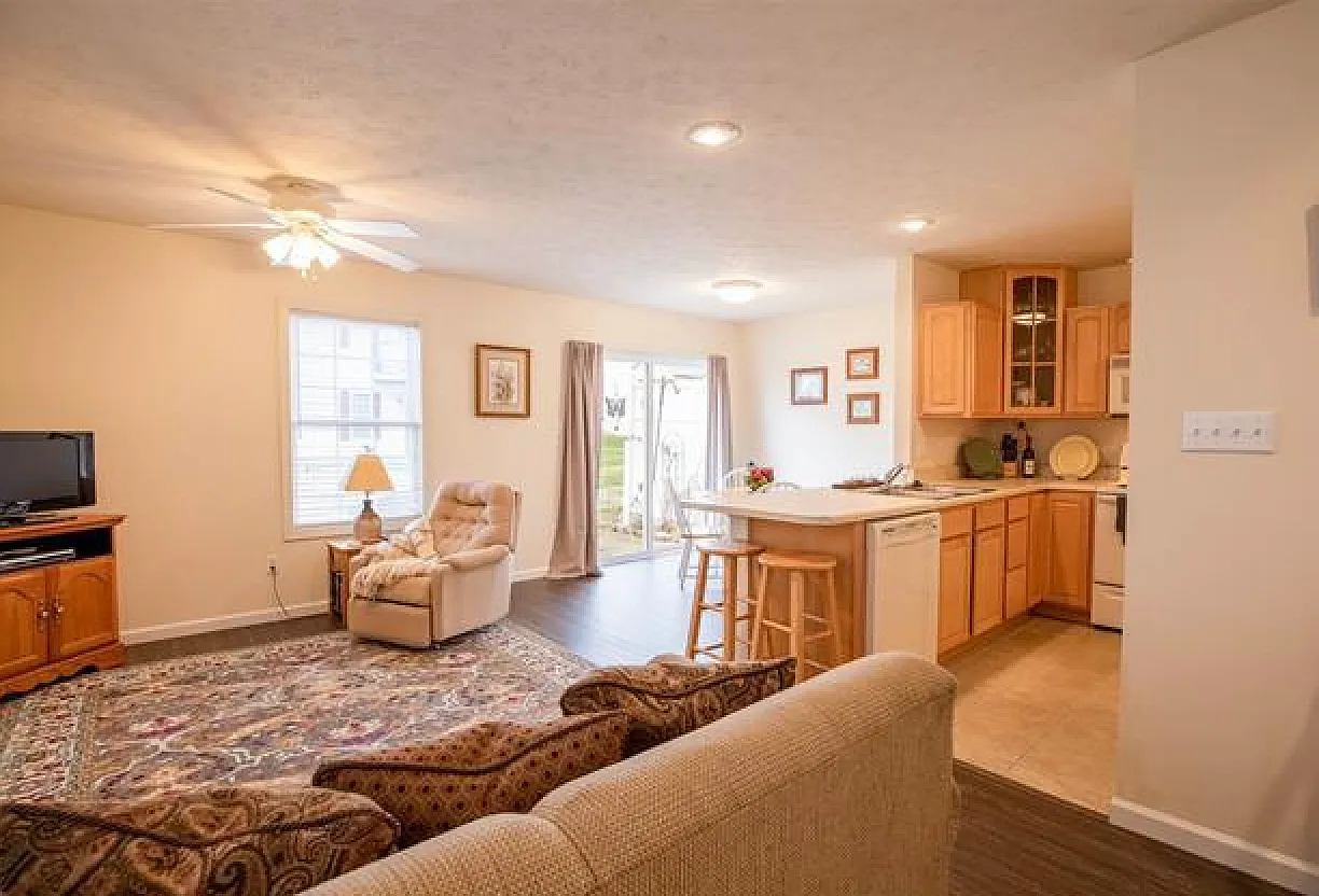 3 bed, 2.5 bath, 1256 sqft, $1,800 — Photo 3