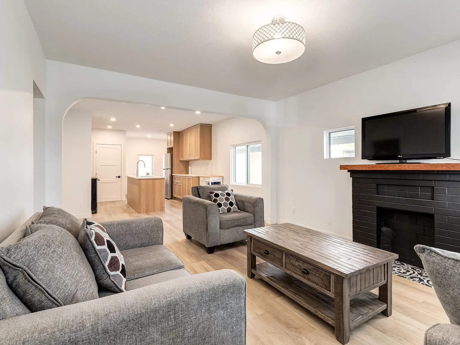 3 Bed 1 Bath Upper Suite Mount Pleasant Calgary — Photo 3