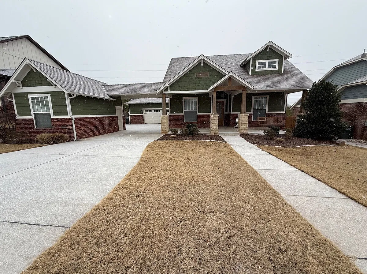 3 bed, 3.0 bath, 2469 sqft, $3,695 — Photo 2