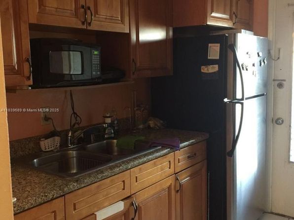 19000 NE 3rd Ct APT 404