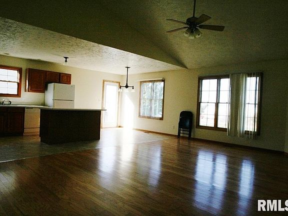 4th image of 12 Thomas Ct