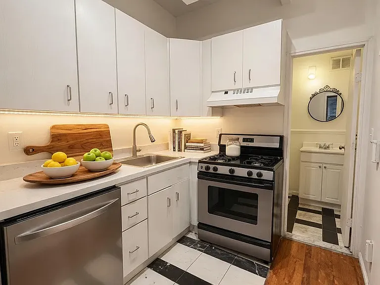 370 W 52nd St #2C — Photo 3