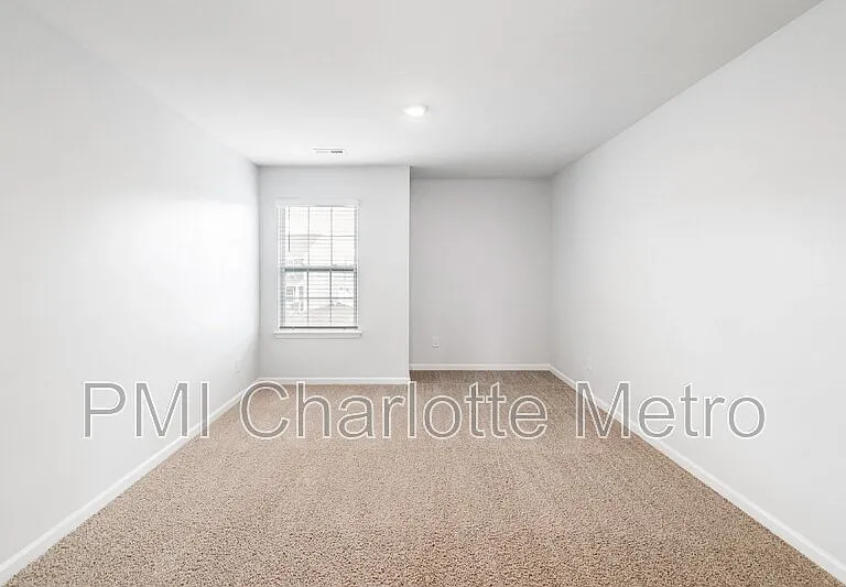 8019 Rowling Dr — Photo 11