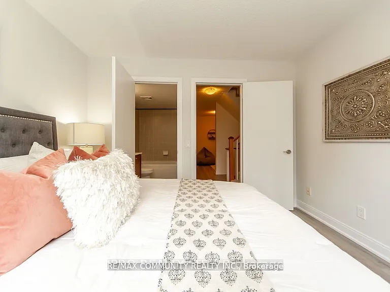 315 Village Green Sq #Townhouse 51 — Photo 24