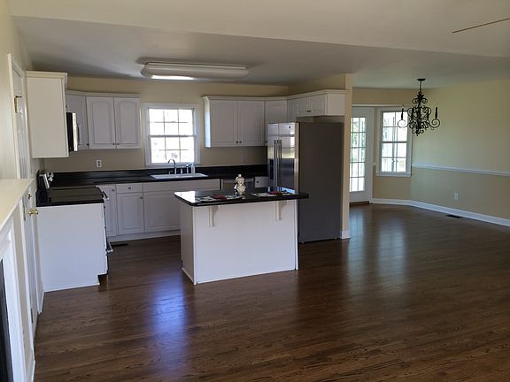 3rd image of 370 River Run Dr
