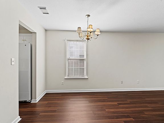 5th image of 163 Pin Oak Dr