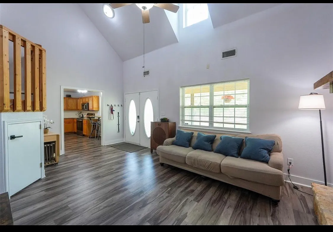 3 bed, 1733 sqft, $2,500 — Photo 1