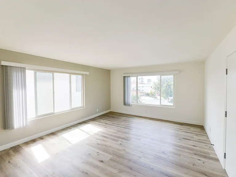 239/241 Avenida Pelayo — Photo 6