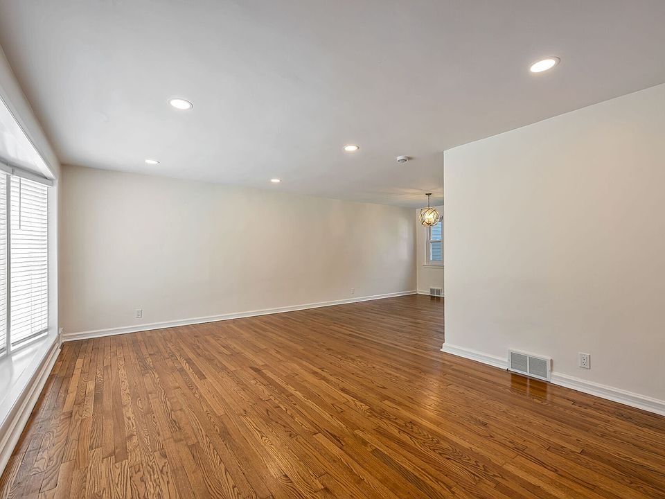 Great Open Floor Plan with Hardwood Floors