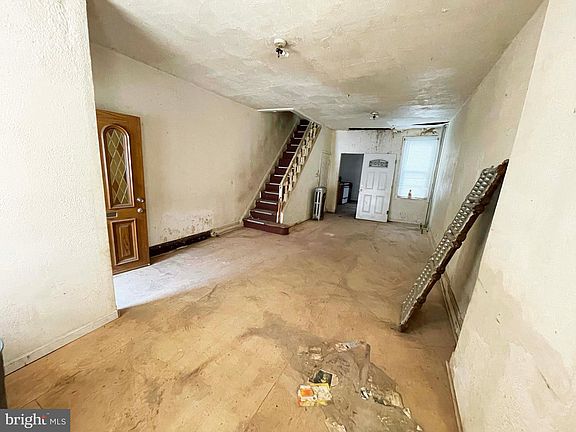 4th image of 21 E Silver St