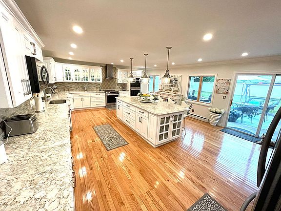 4th image of 11 Mapleshade Ln