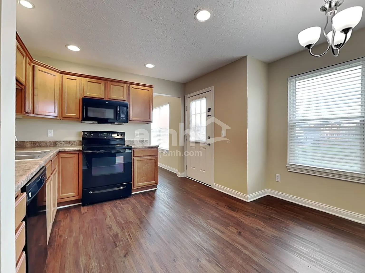 4 bed, 2.5 bath, 1893 sqft, $2,590 — Photo 3