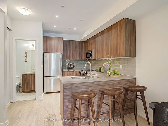 5th image of 140 Broadview Ave #32
