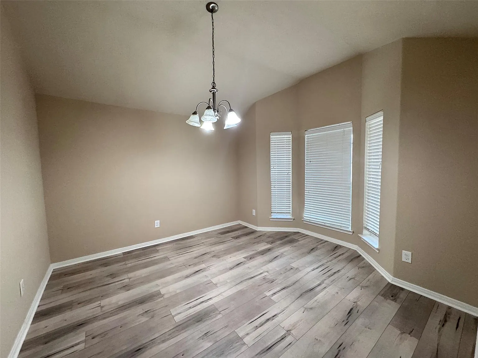 3 bed, 2.0 bath, 1731 sqft, $2,180 — Photo 3