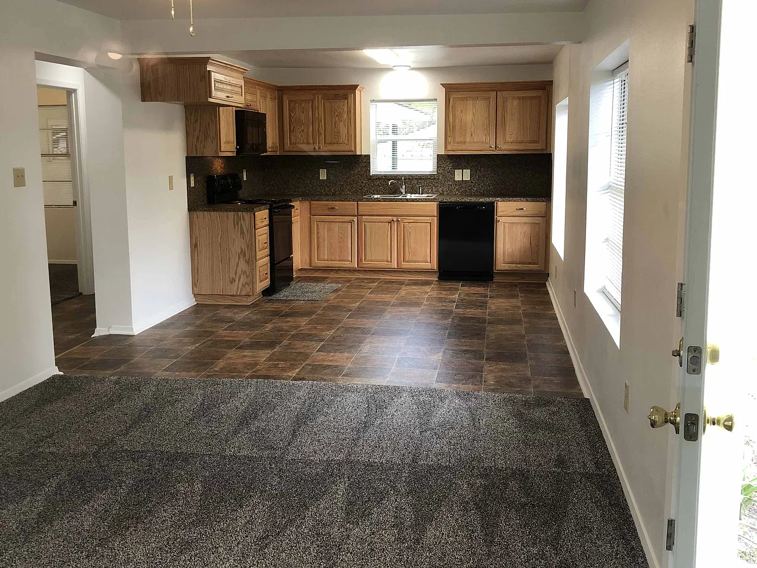 2 bed, 952 sqft, $1,000 — Photo 2