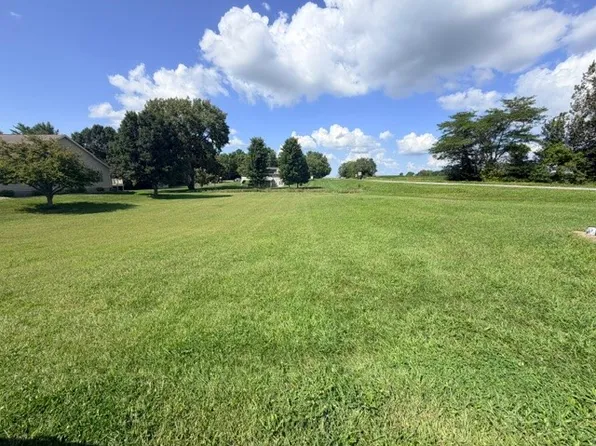 9 Joan Marie Dr, Mattoon, IL 61938