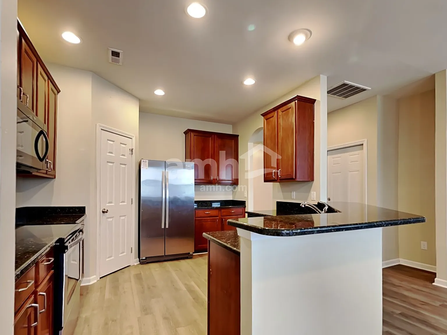 4 bed, 2.5 bath, 1940 sqft, $2,450 — Photo 3