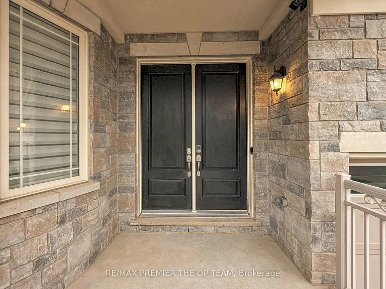 60 Chesney Cres — Photo 3
