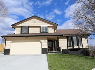 209 Summerset Dr, Papillion, NE 68133